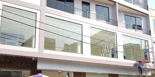 Hướng dẫn các bước lau kính tòa nhà nhanh sạch nhất khu vực Hà Nam Hướng dẫn các bước lau kính tòa nhà nhanh sạch nhất khu vực Hà Nam