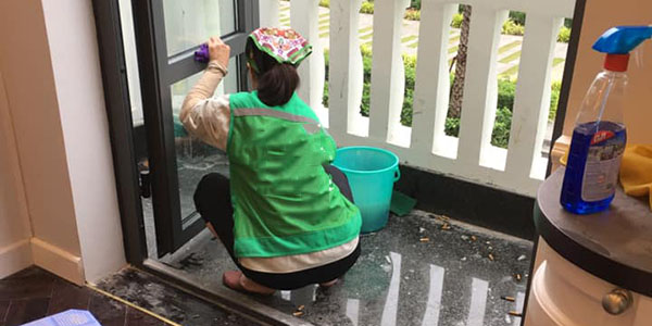 Lau chùi, vệ sinh cửa sổ, cửa ra vào là công việc không thể thiếu trong quy trình vệ sinh nhà mới xây dựng