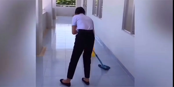 Nhân viên công ty vệ sinh đang tiến hành làm sạch khu hành lang bệnh viện