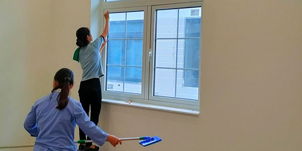 Đội ngũ công nhân đang tiến hành vệ sinh công trình sau xây dựng cho khách hàng