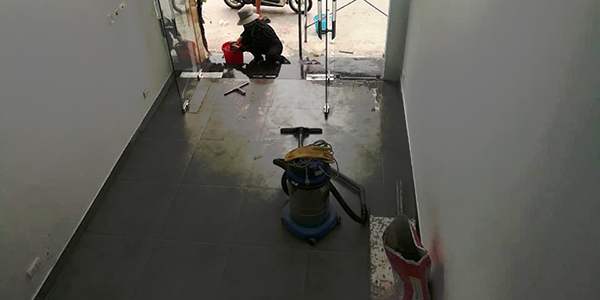 Bạn nên dùng dung dịch vệ sinh nhà cửa từ nguyên liệu tự nhiên sẽ không gây độc hại cho sức khỏe và môi trường