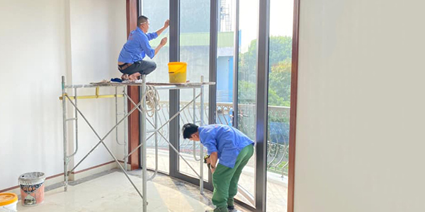 Dịch vụ lau kính sẽ giúp bạn làm sạch kính nhanh và hiệu quả nhất