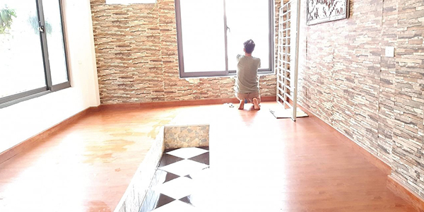 Ngoài thiết bị vệ sinh nhà cửa, bạn đừng quên chuẩn bị cho mình các dụng cụ vệ sinh cần thiết cho việc dọn dẹp,làm sạch nhà cửa